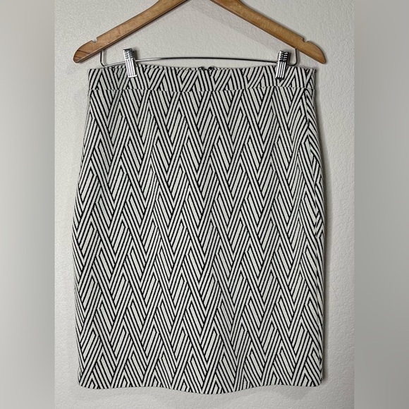 Banana Republic Zigzag Stretch Pencil Skirt Black and White Geometric Size 8 - Picture 1 of 7